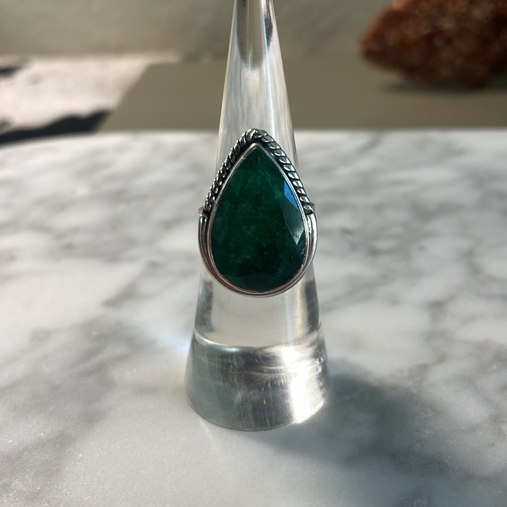 Large tear drop natural emerald gemstone ring 925 sterling silver in size 6